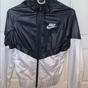 NIKE BLACK AND WHITE ZIP UP WINDBREAKER